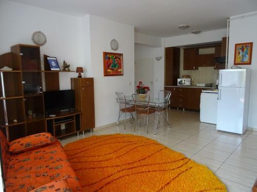 Club Topaz Apartments