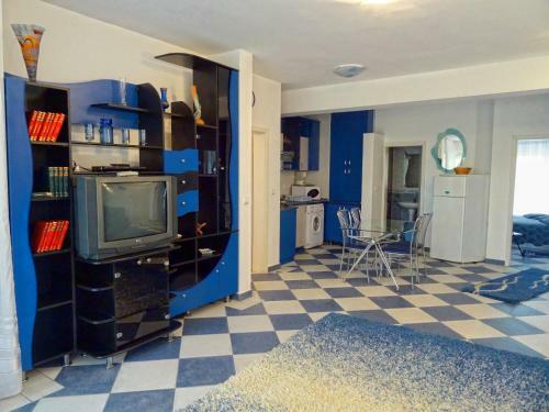 Club Topaz Apartments