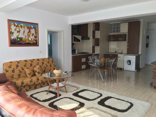 Club Topaz Apartments