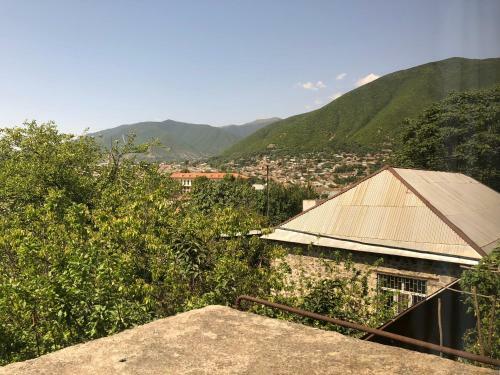 Bed & Breakfast Shaki Host House