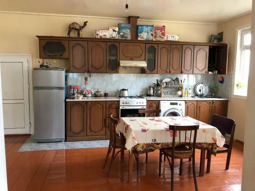 Bed & Breakfast Shaki Host House