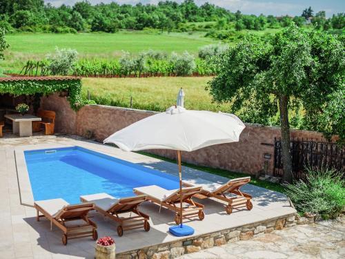 Pleasant Holiday Home In Porec With Garden