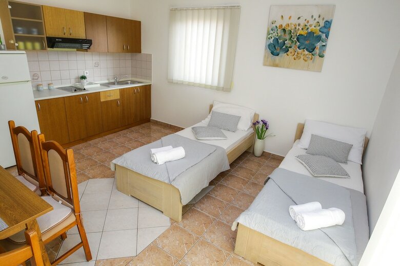 Lucky Luke Pool Apartments