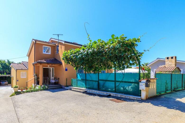Hostal Apartment Complex Vanessa With Shared Pool In Nova Vas