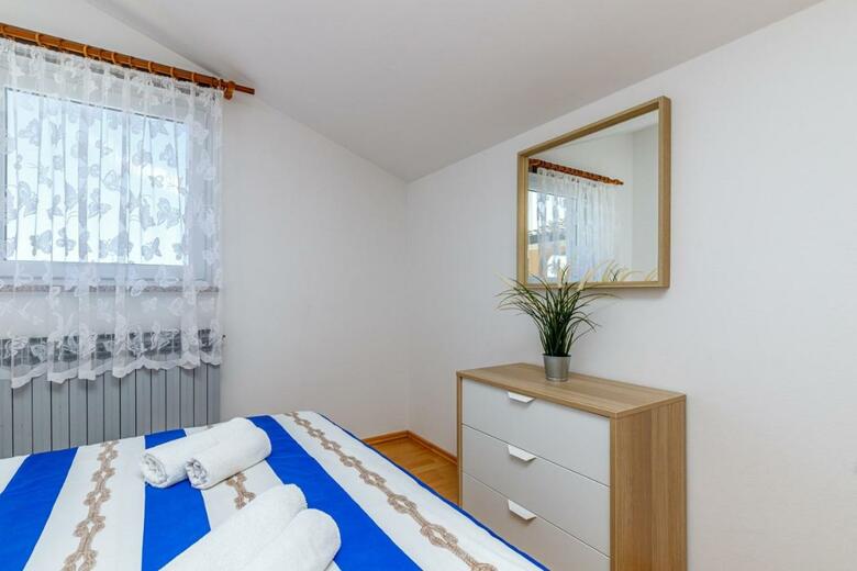 Hostal Apartment Complex Vanessa With Shared Pool In Nova Vas