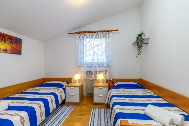 Hostal Apartment Complex Vanessa With Shared Pool In Nova Vas