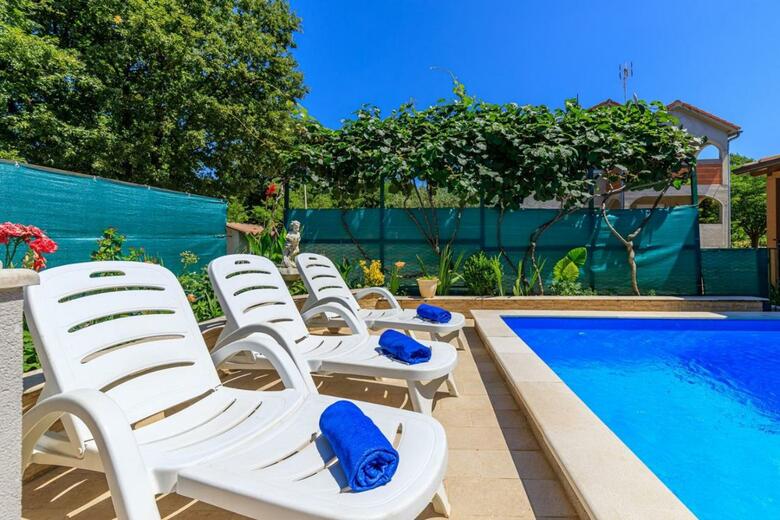 Hostal Apartment Complex Vanessa With Shared Pool In Nova Vas