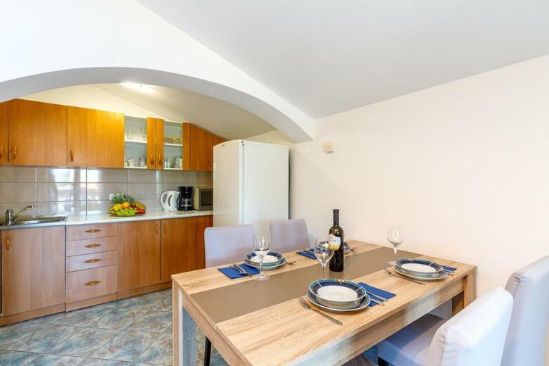 Hostal Apartment Complex Vanessa With Shared Pool In Nova Vas