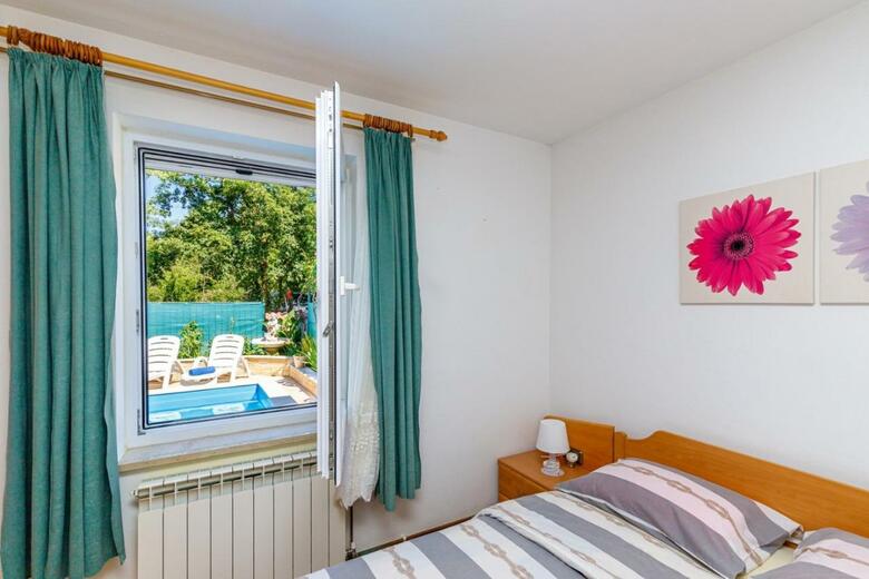 Hostal Apartment Complex Vanessa With Shared Pool In Nova Vas
