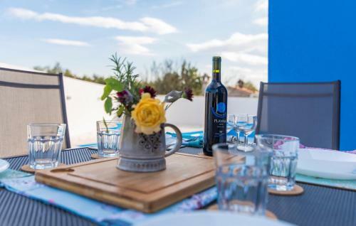 Blue Holiday House With Private Pool