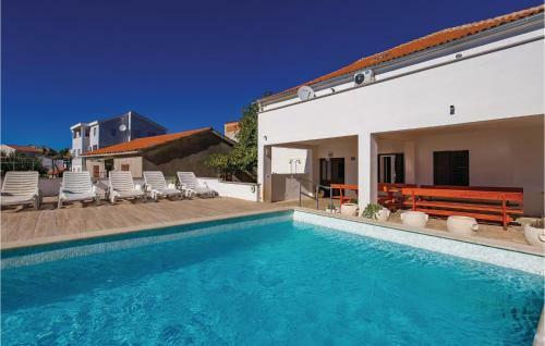Four-bedroom Holiday Home In Novalja