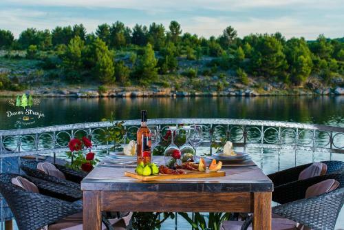 Apartments Tisno