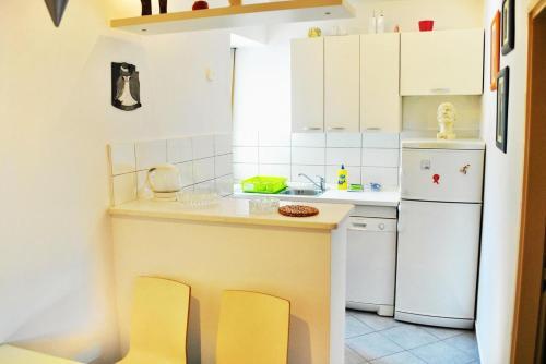 Apartments By The Sea Omis - 2822
