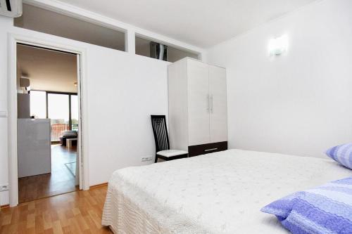 Apartments With Wifi Omis - 3253