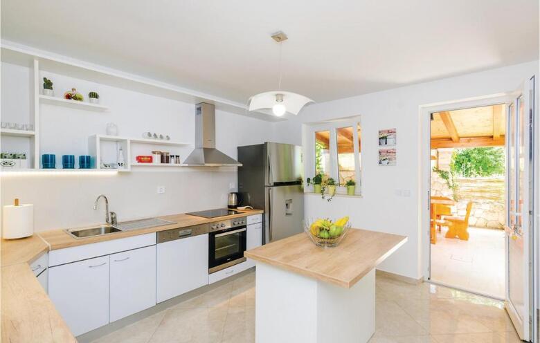 Three-bedroom Holiday Home In Orasac