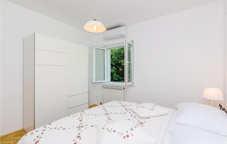 Three-bedroom Holiday Home In Orasac