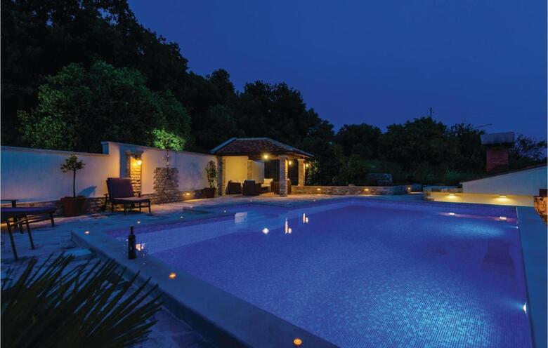Three-bedroom Holiday Home In Orasac