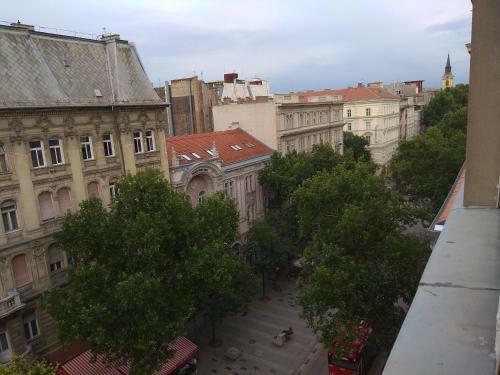 Broadway Center Rooftop View Apartment