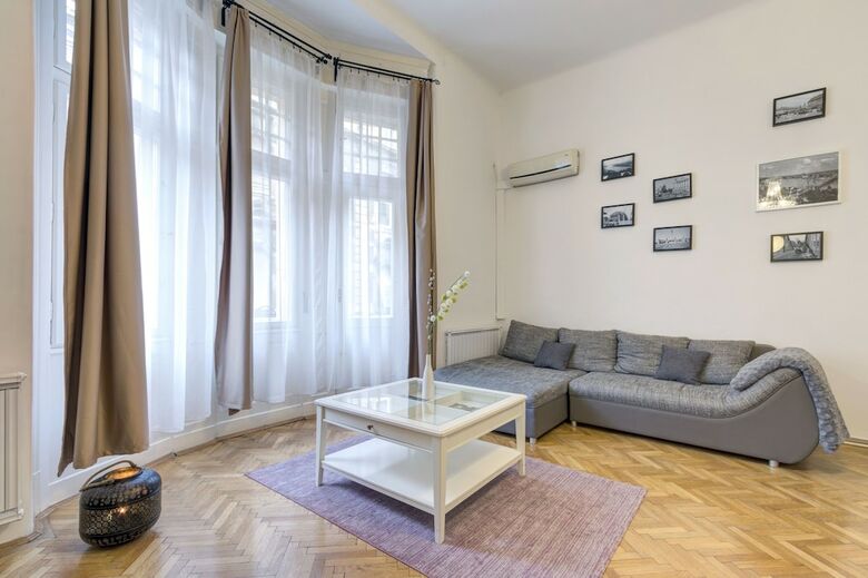 Real Apartments Lovag