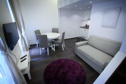 D.five Chain Bridge Apartment