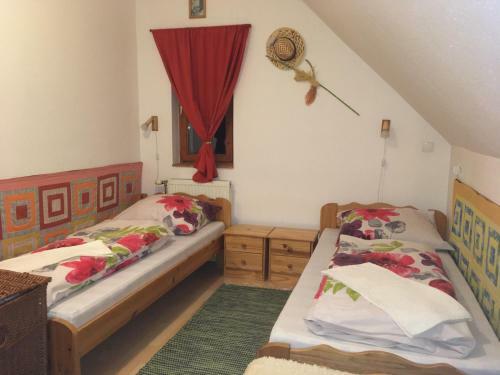 Hostal Bakonyi Apartmanh�z - M�kus Vend�gl? Restaurant