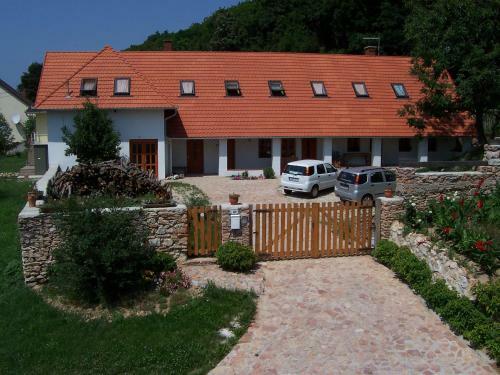Hostal Bakonyi Apartmanh�z - M�kus Vend�gl? Restaurant