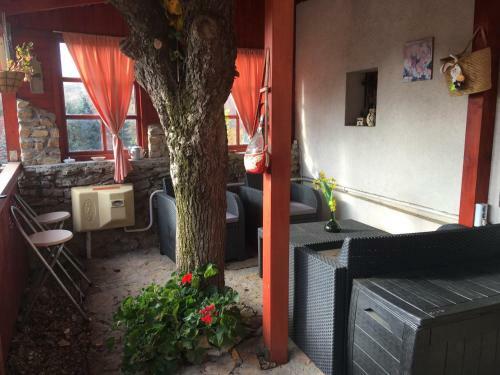 Hostal Bakonyi Apartmanh�z - M�kus Vend�gl? Restaurant