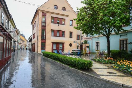 J�kai Family Apartman