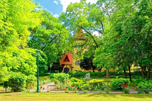 Fried Castle Hotel Resort