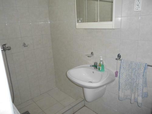 Lia Vend�gh�z Zs�ryf�rd?