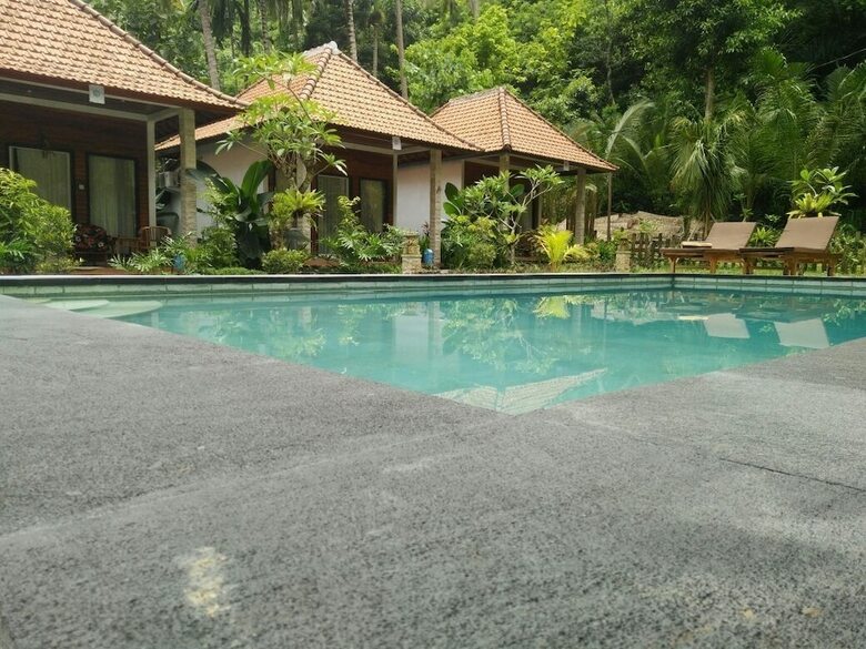 Hostal Crystal Bay Bungalows