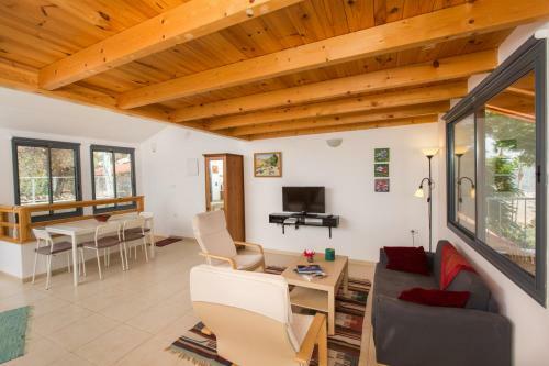 Home In Old Roshpina