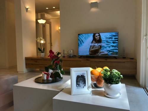 Luxurious By The Beach Apartment With Garden