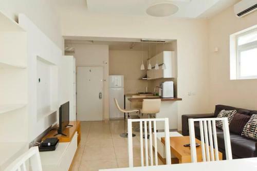 Ben Yehuda-gordon Beach Apartment
