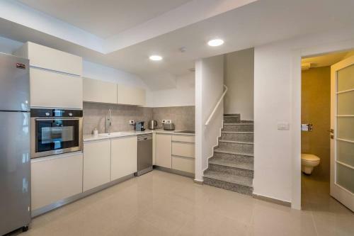 Apartamento Trust Inn - Jaffa Brand New Duplex Balcony&parking