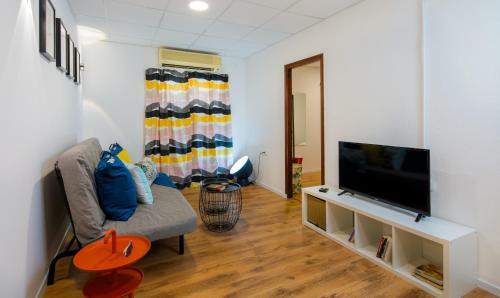 Colorful Apartment Near The Beach
