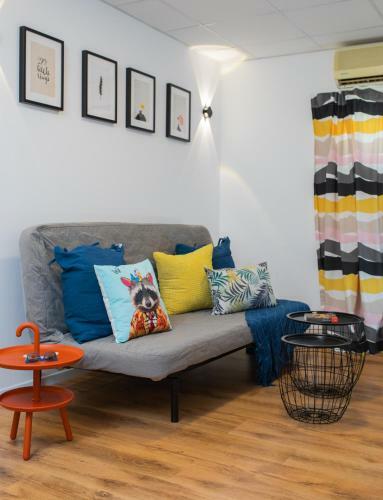 Colorful Apartment Near The Beach