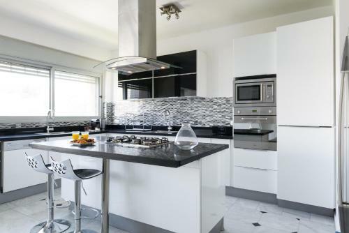 Frishman 3 Bedrooms Apartment