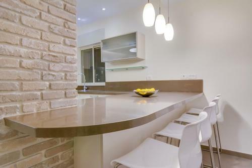 Luxury 4 Bedroom, Spacious And Central Apartment!