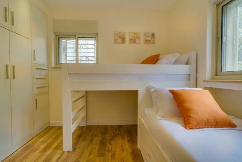 Luxury 4 Bedroom, Spacious And Central Apartment!
