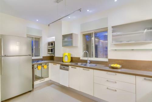 Luxury 4 Bedroom, Spacious And Central Apartment!