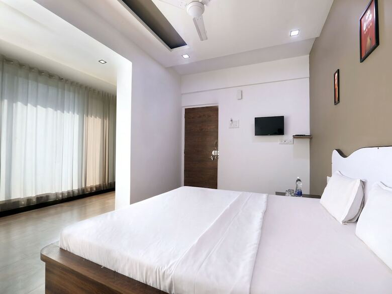 Hotel Oyo 12817 White House Beach Resort