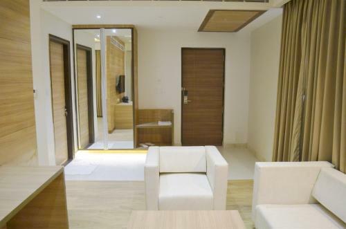 Hotel Emm Kay Residency