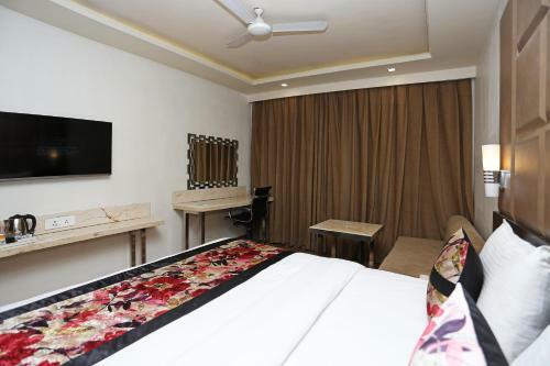Capital O 12172 Hotel Deep Premium