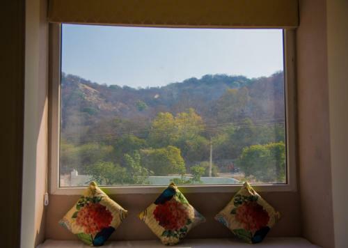 Hotel Welcomheritage Mount Valley Resort Ranthambore