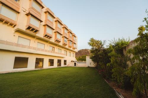 Hotel Welcomheritage Mount Valley Resort Ranthambore