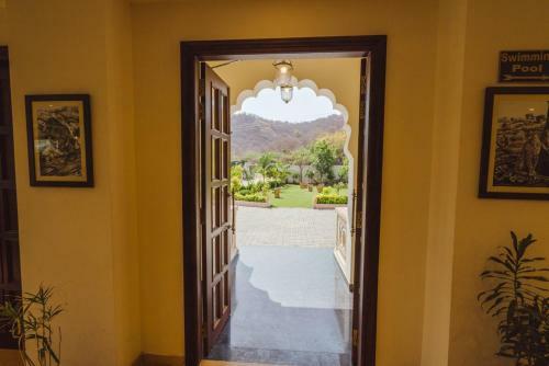 Hotel Welcomheritage Mount Valley Resort Ranthambore