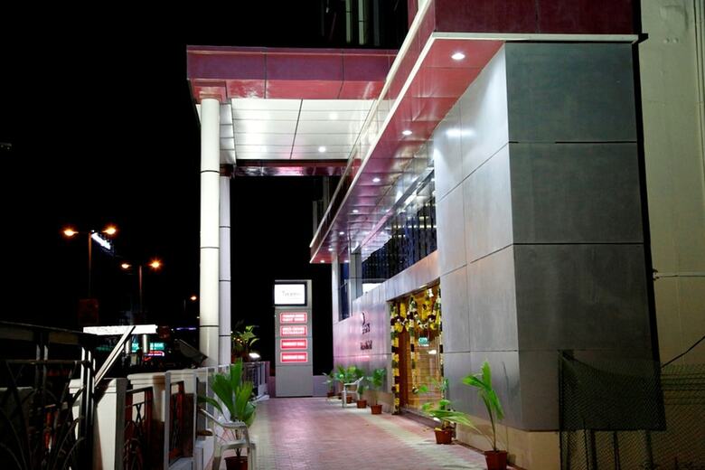 Hotel Poppys S.e.t Residency