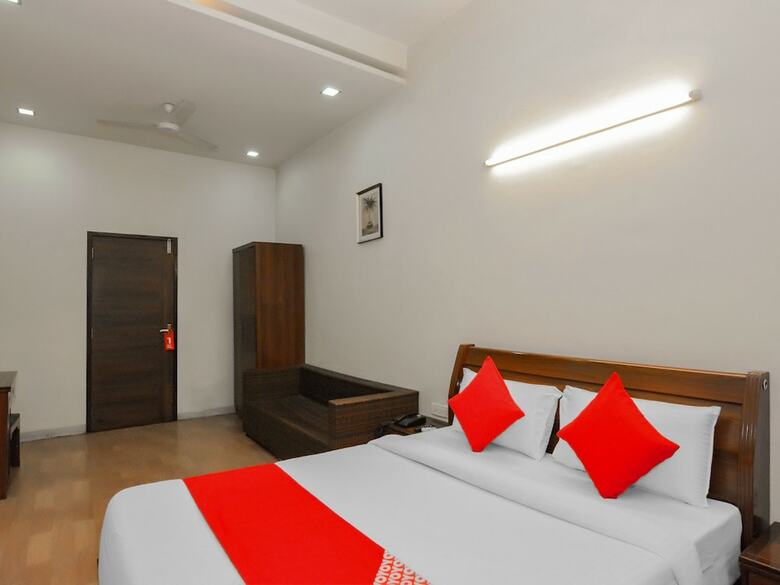 Oyo 18912 Popular Hotel