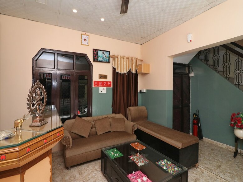 Oyo 13686 Rudraksh Hotel